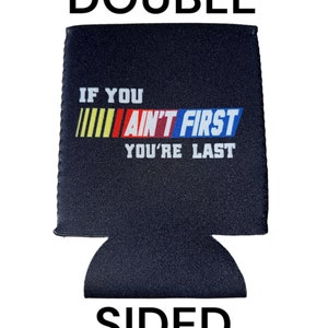 Pu&ograve; includere: Un portabevande blu navy a doppia faccia con la scritta "IF YOU AIN'T FIRST YOU'RE LAST" in bianco, giallo, rosso e blu. La parola "DOUBLE" &egrave; sopra il portabevande e "SIDED" sotto.