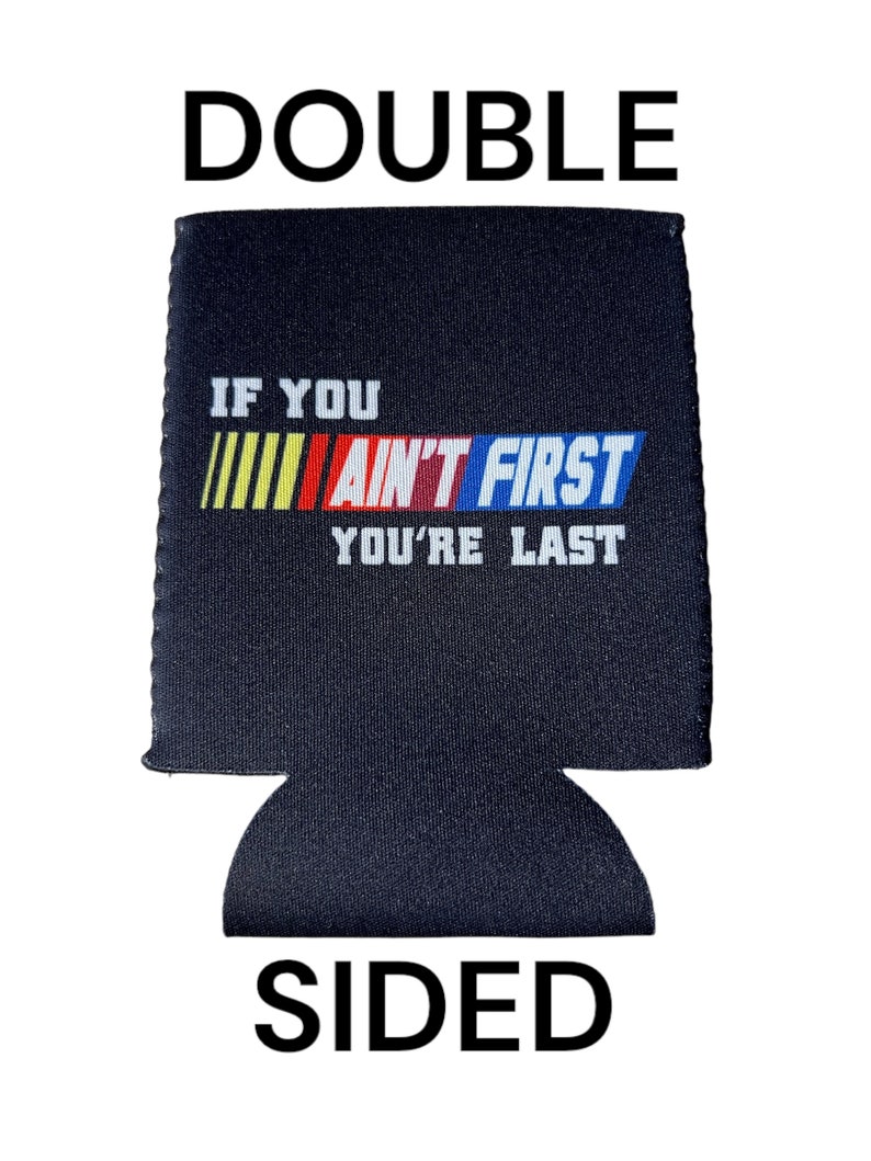 Pu&ograve; includere: Un portabevande blu navy a doppia faccia con la scritta "IF YOU AIN'T FIRST YOU'RE LAST" in bianco, giallo, rosso e blu. La parola "DOUBLE" &egrave; sopra il portabevande e "SIDED" sotto.