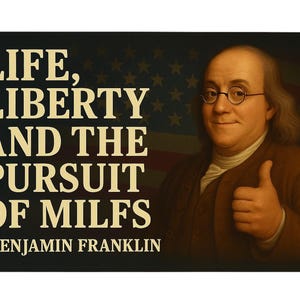 Peut inclure: Bannière noire avec un portrait de Benjamin Franklin, portant des lunettes et faisant un signe de pouce. Le texte "LIFE, LIBERTY AND THE PURSUIT OF MILFS" est écrit en lettres crème.