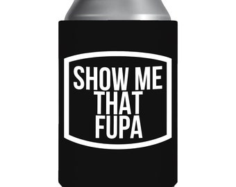 Op de afbeelding: Zwarte koelertas voor blikjes met witte tekst die "Show Me That FUPA" zegt.