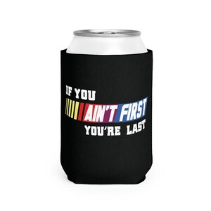 Pu&ograve; includere: Porta lattina nero con la scritta "IF YOU AIN'T FIRST YOU'RE LAST" in bianco, rosso, blu e giallo. Il porta lattina &egrave; progettato per mantenere le bevande fredde ed &egrave; realizzato in un materiale isolante morbido.