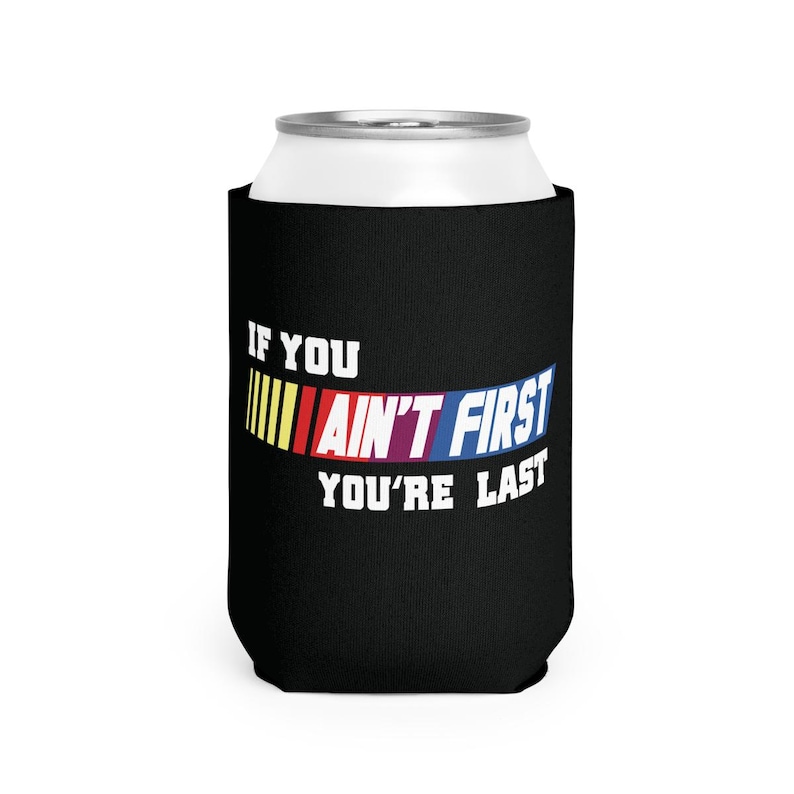 Pu&ograve; includere: Porta lattina nero con la scritta "IF YOU AIN'T FIRST YOU'RE LAST" in bianco, rosso, blu e giallo. Il porta lattina &egrave; progettato per mantenere le bevande fredde ed &egrave; realizzato in un materiale isolante morbido.