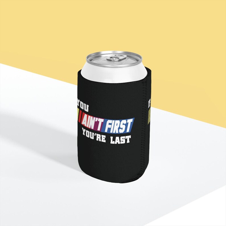 Pu&ograve; includere: Un portabicchieri nero con la scritta "If you ain't first, you're last" in bianco, rosso e blu. Il portabicchieri &egrave; progettato per mantenere le bevande fredde e si adatta a una lattina di dimensioni standard.