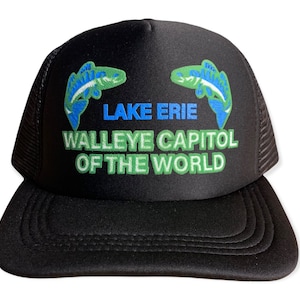 Op de afbeelding: Zwarte truckerpet met een mesh achterkant en een gebogen klep. De voorkant toont de tekst "Lake Erie Walleye Capital of the World" in blauw en groen, met twee visillustraties.