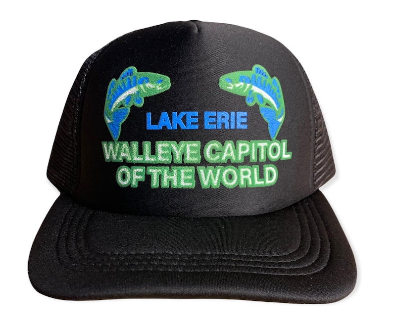 Op de afbeelding: Zwarte truckerpet met een mesh achterkant en een gebogen klep. De voorkant toont de tekst "Lake Erie Walleye Capital of the World" in blauw en groen, met twee visillustraties.