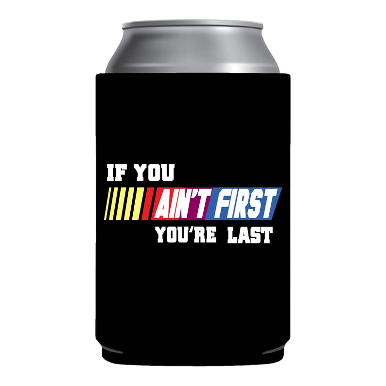Pu&ograve; includere: Porta lattina nero con la scritta "IF YOU AIN'T FIRST YOU'RE LAST" in bianco, giallo, rosso e blu. Il porta lattina &egrave; progettato per mantenere le bevande fredde e ha un coperchio argentato.