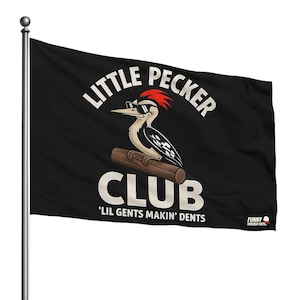 Puede incluir: Bandera negra con un pájaro carpintero de dibujos animados con gafas de sol, posado en un tronco. La bandera dice "LITTLE PECKER CLUB" en letras blancas, con "'LIL GENTS MAKIN' DENTS" debajo. El pájaro carpintero tiene una cresta roja y es de estilo humorístico.
