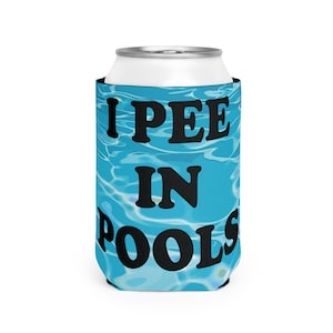 Puede incluir: Un enfriador de latas azul y blanco con el texto "I PEE IN POOLS" en letras negras.