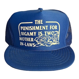 Zabawna czapka typu trucker w stylu vintage // Karą za bigamię są dwie teściowe // zabawna czapka w rozmiarze dla dorosłych // humor dla dorosłych, humor dla mężczyzn, powiedzenie