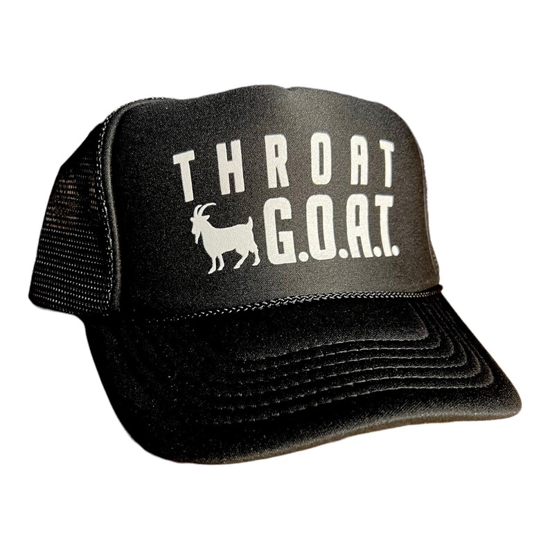 Pode incluir: Bon&eacute; de caminhoneiro preto com uma silhueta de cabra branca e o texto "THROAT G.O.A.T."