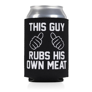 Può includere: Un portabicchieri nero con testo e grafica bianchi. Il testo recita "THIS GUY RUBS HIS OWN MEAT" con due illustrazioni di mani bianche. Il portabicchieri è avvolto attorno a una lattina d'argento.