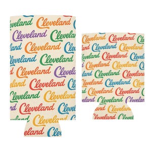 以下が含まれることがあります： クリーム色の背景に、レインボーカラーで「Cleveland」の文字が繰り返されるパターンの、2つのドリンク缶クーラー。クーラーは、断熱材で作られています。
