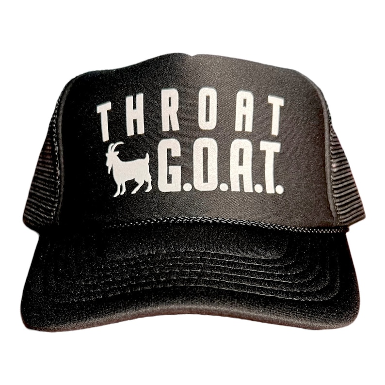 Pode incluir: Bon&eacute; de caminhoneiro preto com uma silhueta de cabra branca e o texto "THROAT G.O.A.T."