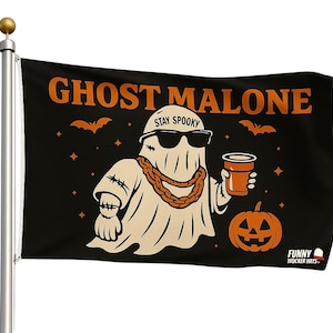 以下が含まれることがあります： 「GHOST MALONE」の文字とサングラスをかけ、金のチェーンをつけ、カップを持った漫画の幽霊が描かれた黒い旗。旗には、カボチャ、コウモリ、そして「STAY SPOOKY」の文字も描かれています。