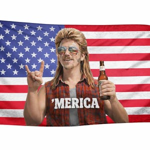 Könnte beinhalten: Amerikanische Flagge mit einem Mann mit Sonnenbrille, Vokuhila-Frisur und einem ärmellosen karierten Hemd mit dem Wort 'Merica. Er hält eine Bierflasche und macht eine Rock-on-Handgeste. Die Flagge befindet sich an einer Stange.