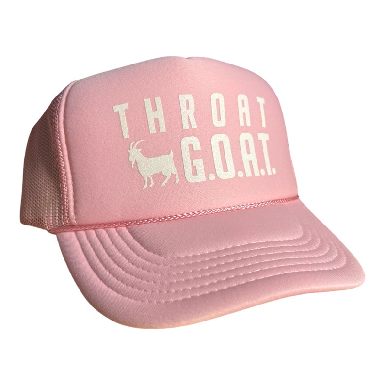 Pode incluir: Bon&eacute; de caminhoneiro rosa com uma silhueta de cabra branca e o texto "THROAT G.O.A.T."