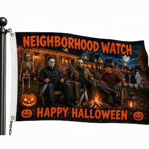 Può includere: Una bandiera da giardino rettangolare con il testo arancione NEIGHBORHOOD WATCH e HAPPY HALLOWEEN. L'immagine raffigura tre personaggi di film horror seduti attorno a un falò davanti a una casa, con uno scheletro e zucche di Halloween.