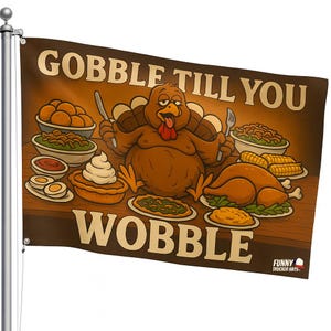 Könnte beinhalten: Eine braune Flagge mit dem Text "GOBBLE TILL YOU WOBBLE" und einem Cartoon-Truthahn, umgeben von Thanksgiving-Gerichten. Der Truthahn hält eine Gabel und ein Messer. Die Flagge ist an einer silbernen Stange befestigt.
