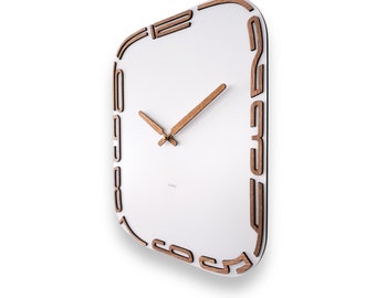 クルミ材の数字が入った白い壁掛け時計：モダンなスイスデザイン