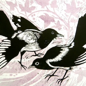 Deux pour la joie, deux magpies pour la carte de joie, impression lino de deux magpies, carte de bonne chance, comptine, carte d’oiseau, carte blanche, carte adulte et enfants