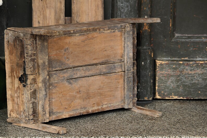 Farmhouse Decor Yard Decor Garden Decor Plant Stand Rustic Wedding Decor Antique Primitive Crate Cheese Crate with Lid