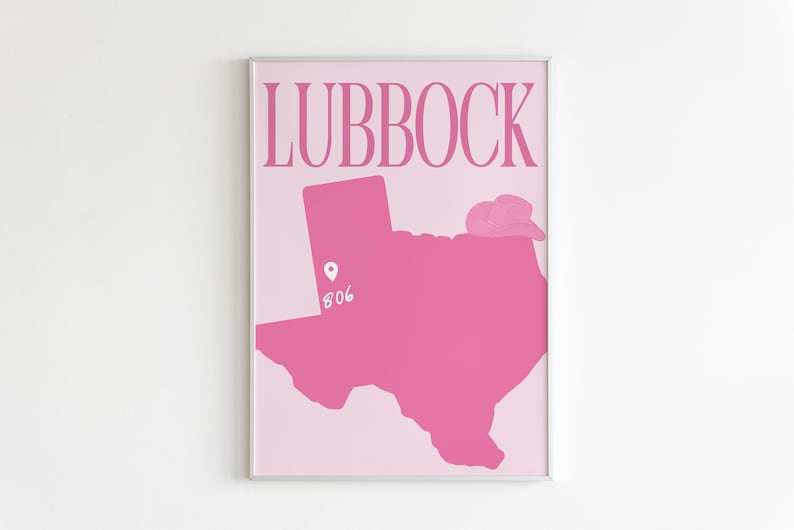 Pode incluir: Um p&ocirc;ster rosa com a palavra "LUBBOCK" em texto branco no topo. Um contorno rosa do estado do Texas est&aacute; abaixo do texto com um alfinete branco e o n&uacute;mero "806" dentro do contorno. Um chap&eacute;u de cowboy rosa est&aacute; no topo do contorno do Texas.