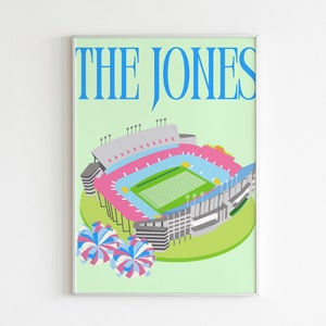 Pode incluir: Um cartaz verde claro com o texto "THE JONES" em letras azuis no topo. Um est&aacute;dio rosa e azul com um campo verde e linhas brancas est&aacute; no centro do cartaz. Dois pompons azuis e rosas est&atilde;o na parte inferior do cartaz.