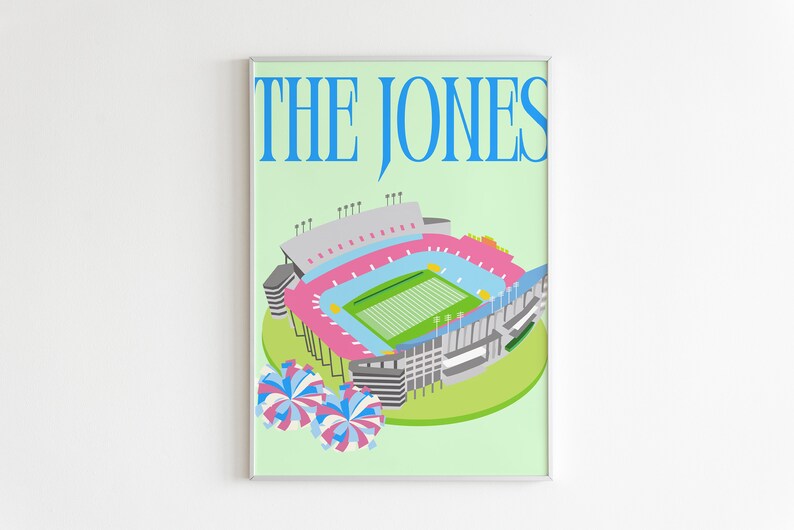 Pode incluir: Um cartaz verde claro com o texto "THE JONES" em letras azuis no topo. Um est&aacute;dio rosa e azul com um campo verde e linhas brancas est&aacute; no centro do cartaz. Dois pompons azuis e rosas est&atilde;o na parte inferior do cartaz.