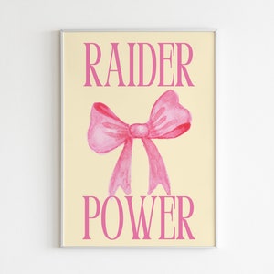 Pode incluir: Um p&ocirc;ster amarelo com o texto "RAIDER POWER" em letras cor-de-rosa. Um la&ccedil;o rosa de aquarela est&aacute; centralizado no p&ocirc;ster.