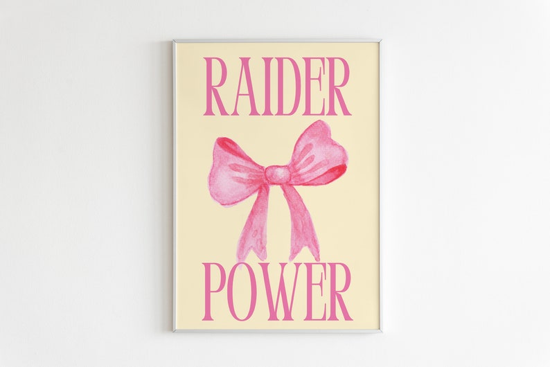 Pode incluir: Um p&ocirc;ster amarelo com o texto "RAIDER POWER" em letras cor-de-rosa. Um la&ccedil;o rosa de aquarela est&aacute; centralizado no p&ocirc;ster.
