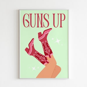 Pode incluir: Uma impress&atilde;o emoldurada com um fundo verde claro e o texto "GUNS UP" em vermelho. Duas botas de cowboy vermelhas com detalhes rosa s&atilde;o mostradas na metade inferior da impress&atilde;o.