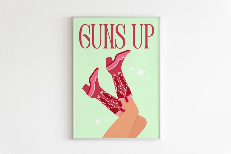 Pode incluir: Uma impress&atilde;o emoldurada com um fundo verde claro e o texto "GUNS UP" em vermelho. Duas botas de cowboy vermelhas com detalhes rosa s&atilde;o mostradas na metade inferior da impress&atilde;o.