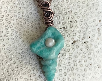 Seashell Amazonite pendant with gold Alabaster pearl