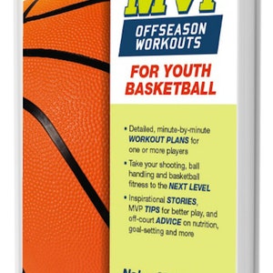 Può includere: Un libro intitolato "MVP Offseason Workouts for Youth Basketball". La copertina presenta un pallone da basket e testo in giallo, blu e rosso. Il libro offre piani di allenamento dettagliati, consigli per il tiro e la gestione della palla.
