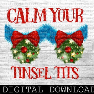 Op de afbeelding: Een digitaal download ontwerp met een witte houten achtergrond met rode en blauwe kerstkransen en een rode strik. De tekst "Calm Your Tinsel Tits" is geschreven in rode letters.