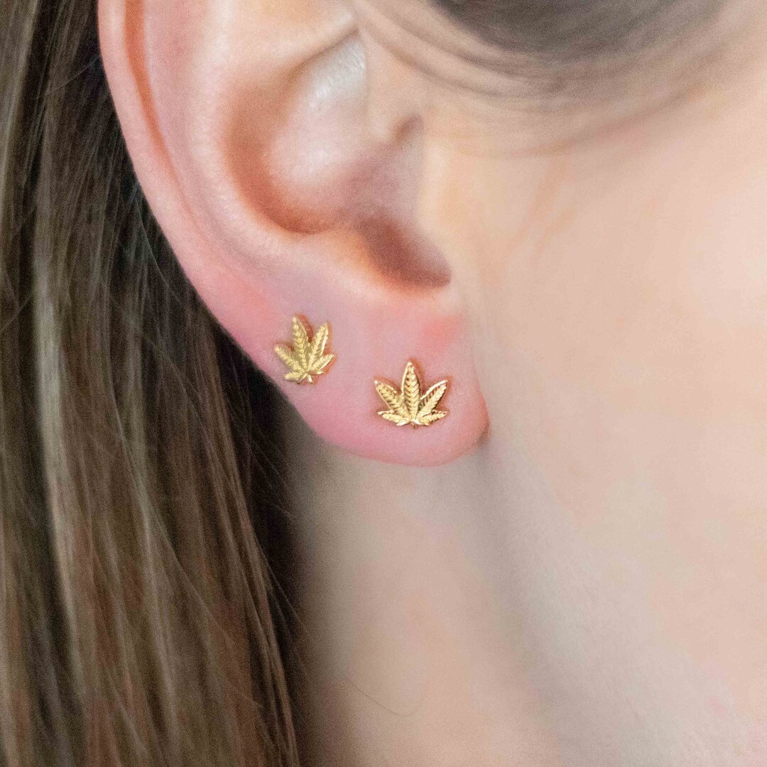 MONSTER PIERCING Orecchino a bottone in argento Sterling 925 con immagine logo a foglia di marijuana su sfondo nero, Argento sterling