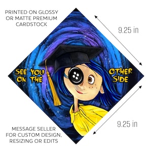Pode incluir: Um topper de chap&eacute;u de formatura com uma ilustra&ccedil;&atilde;o de desenho animado de uma menina com um olho de bot&atilde;o, usando um chap&eacute;u de formatura. O design &eacute; definido contra um fundo azul e roxo rodopiante. O topper mede 23,5 cm de cada lado e inclui o texto "SEE YOU ON THE OTHER SIDE."