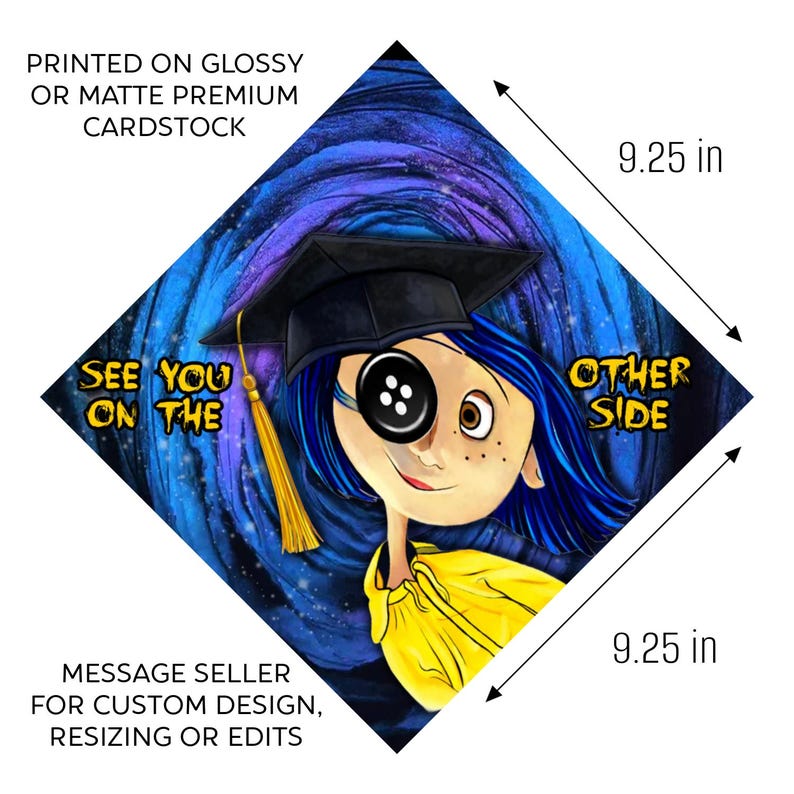 Pode incluir: Um topper de chap&eacute;u de formatura com uma ilustra&ccedil;&atilde;o de desenho animado de uma menina com um olho de bot&atilde;o, usando um chap&eacute;u de formatura. O design &eacute; definido contra um fundo azul e roxo rodopiante. O topper mede 23,5 cm de cada lado e inclui o texto "SEE YOU ON THE OTHER SIDE."