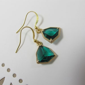Emerald Green Earrings, Triangle Green Earrings, Gold Dangle Earrings, Bright Green Drop Earrings, Gold Green Earrings, Wedding Jewelry |1