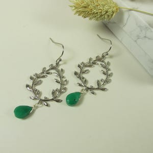 Pendientes verdes llamativos, pendientes de corona de plata verde esmeralda, pendientes verdes y plateados, pendientes llamativos de cristal verde esmeralda /3