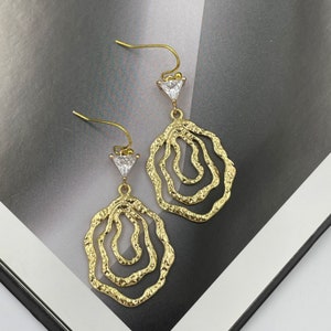 Pendientes de declaración de cristal transparente, joyas de boda de cristal transparente, pendientes colgantes de filigrana con textura dorada, pendientes de araña de oro /13