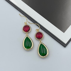 Örhängen med rubinröda och smaragdgröna kristaller, förgyllda