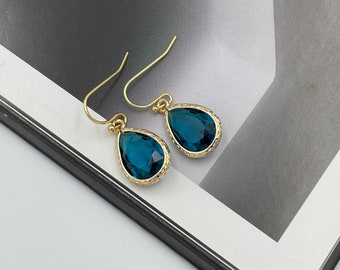 Preussisch Blau Kristall Teardrop Ohrringe, 14K Gold überzogene Haken, dunkelblaue Glastropfenohrringe, Statement Schmuck, Geburtstagsgeschenk für Sie
