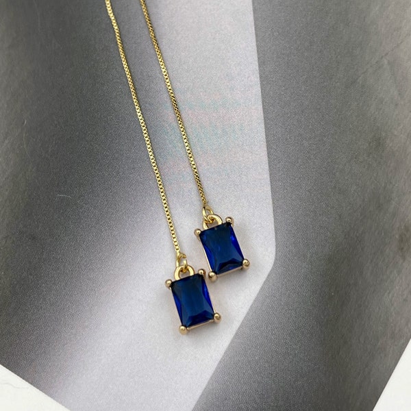 Sierlijke blauwe kristallen inrijgeroorbellen, met goud ingelijste hanger