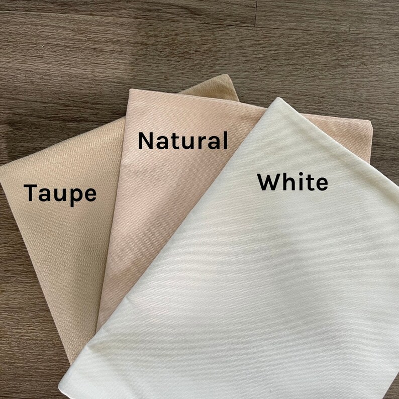 Puede incluir: Tres muestras de tela en diferentes tonos de beige. Las muestras est&aacute;n etiquetadas como "Taupe", "Natural" y "Blanco".