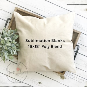 Puede incluir: Una funda de almohada blanca de 45,7 x 45,7 cm hecha de una mezcla de poli&eacute;ster. La funda de almohada est&aacute; sobre una bandeja de madera con un fondo blanco. El texto "Sublimation Blanks 18x18" Poly Blend" est&aacute; impreso en negro en la funda de almohada.