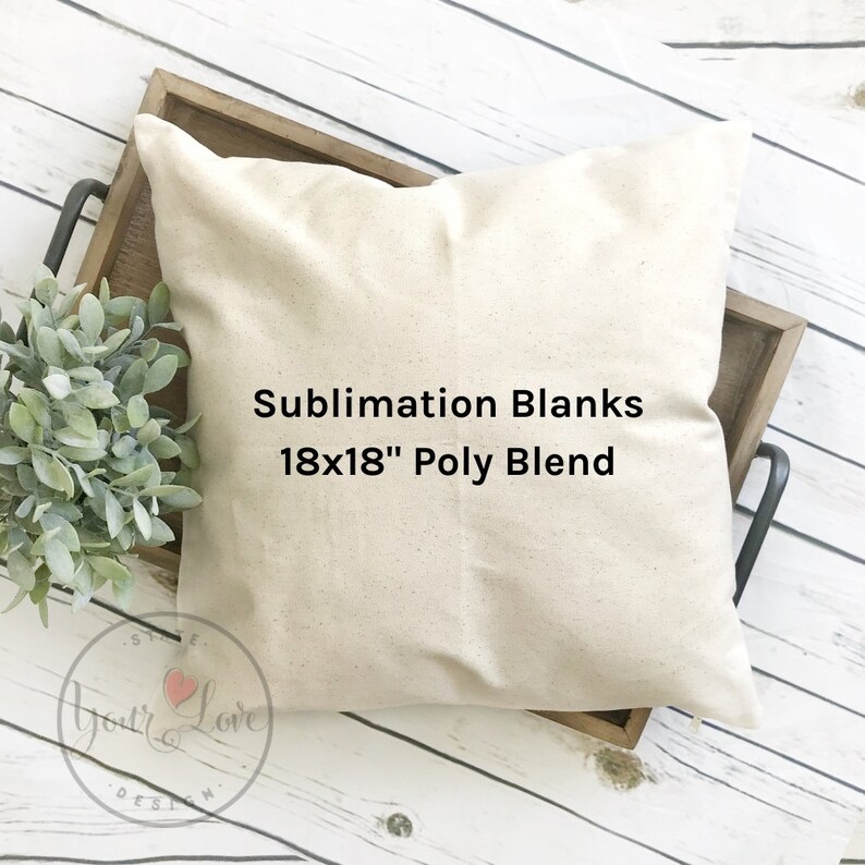 Puede incluir: Una funda de almohada blanca de 45,7 x 45,7 cm hecha de una mezcla de poli&eacute;ster. La funda de almohada est&aacute; sobre una bandeja de madera con un fondo blanco. El texto "Sublimation Blanks 18x18" Poly Blend" est&aacute; impreso en negro en la funda de almohada.