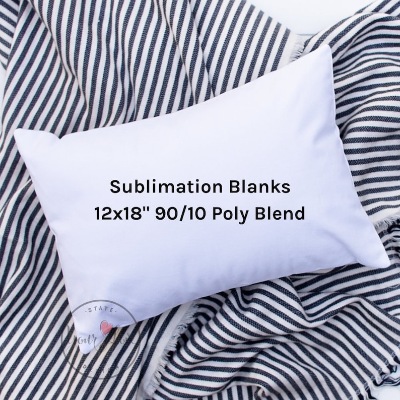 K&ouml;nnte beinhalten: Wei&szlig;er Kissenbezug mit dem Text "Sublimation Blanks 12x18" 90/10 Poly Blend" darauf gedruckt. Der Kissenbezug liegt auf einer gestreiften Decke.