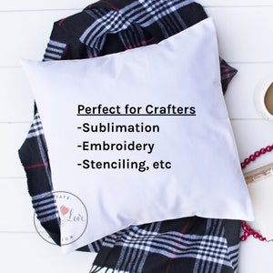 Puede incluir: Almohada blanca con texto negro que dice "Perfecto para artesanos -Sublimaci&oacute;n -Bordado -Est&eacute;ncil, etc". La almohada est&aacute; sobre una tela de cuadros negros y blancos.