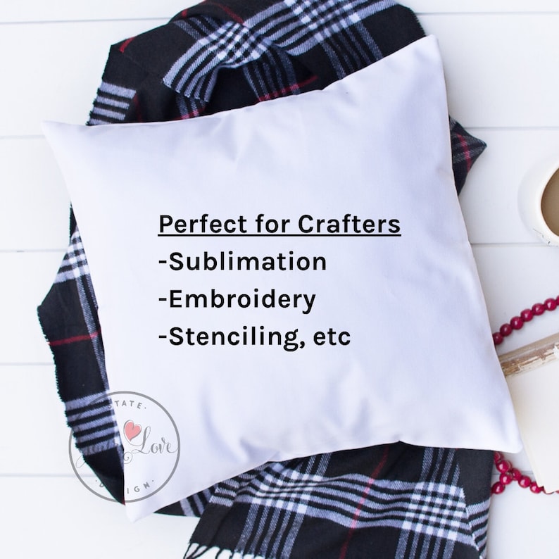 Puede incluir: Almohada blanca con texto negro que dice "Perfecto para artesanos -Sublimaci&oacute;n -Bordado -Est&eacute;ncil, etc". La almohada est&aacute; sobre una tela de cuadros negros y blancos.